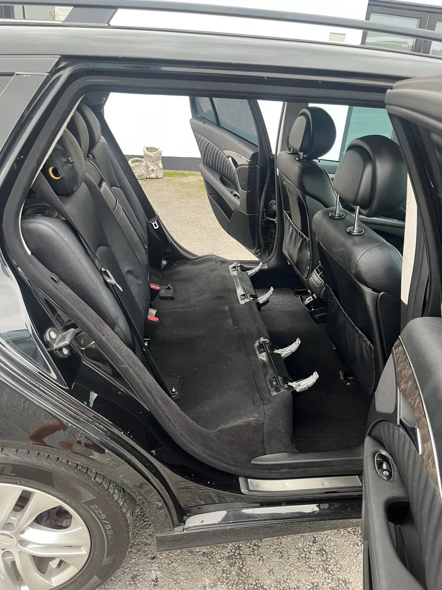 Mercedes-Benz E-Class 2009 Hearse - Image 4