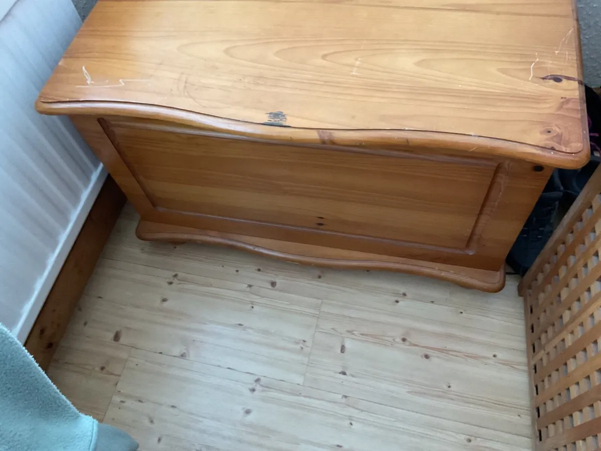 Large pine blanket box - Image 1