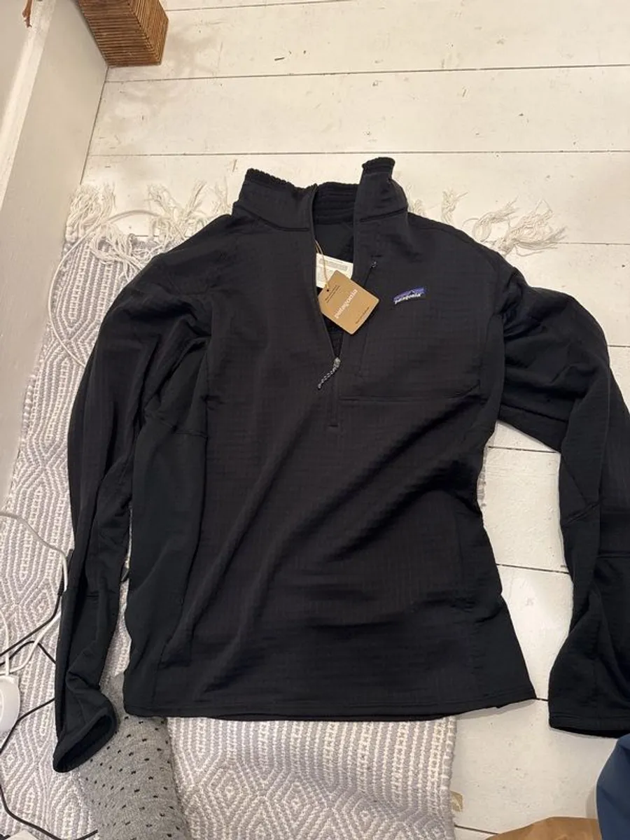 Patagonia men's R1 top - brand new - Image 1