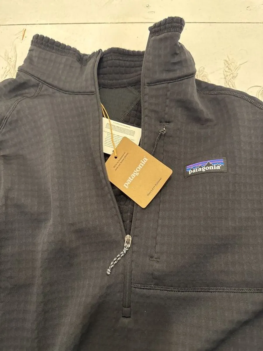Patagonia men's R1 top - brand new - Image 2