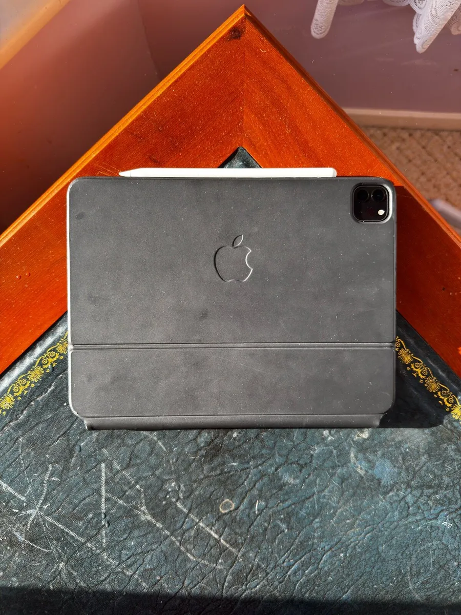 M1 iPad Pro 11”, Pencil 2nd Gen, Magic Keyboard - Image 4