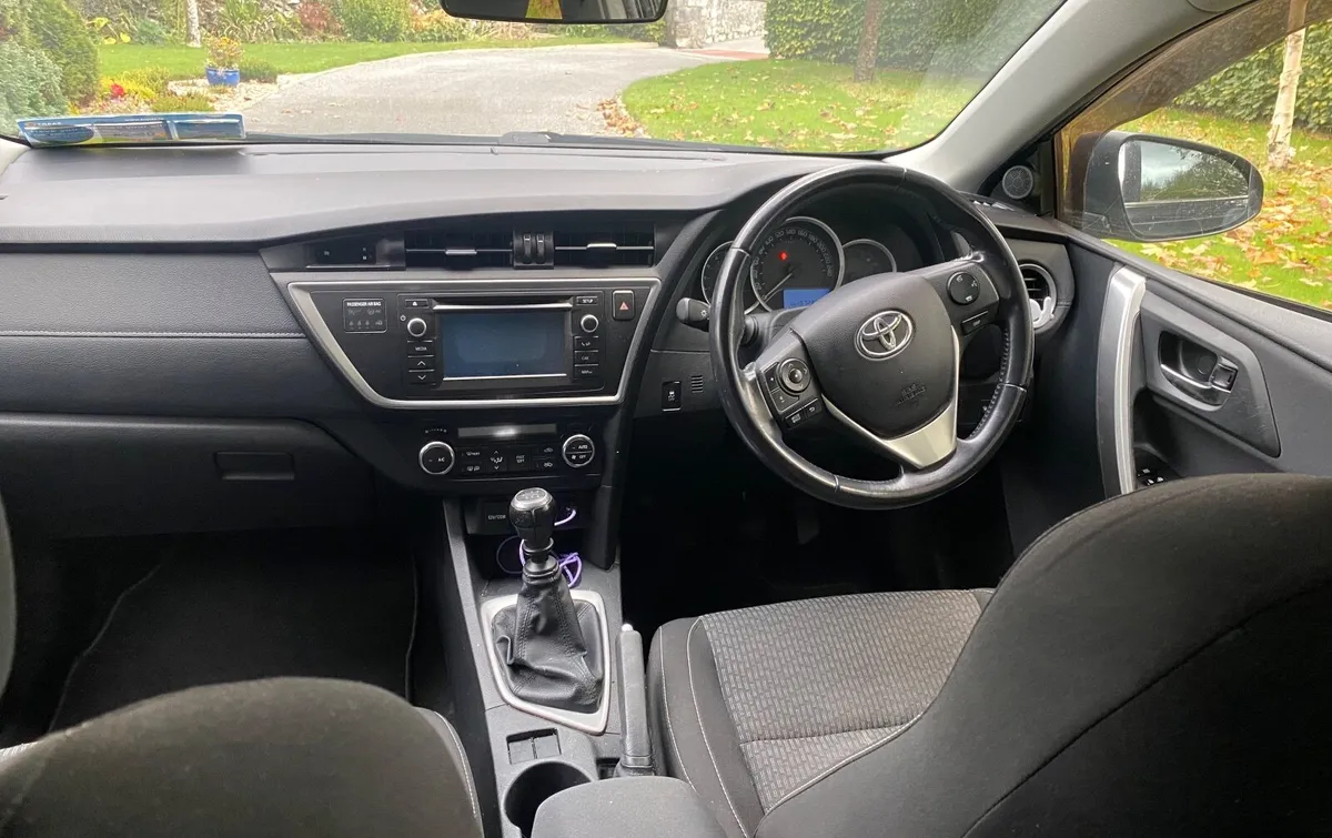 Toyota Auris 2015 - Image 2