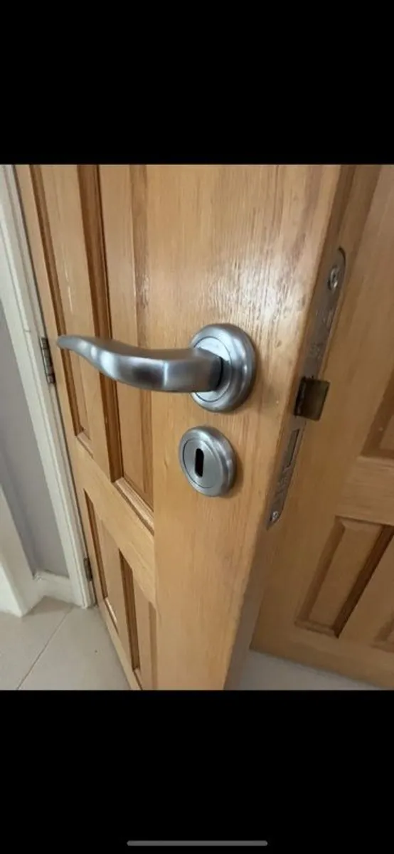 A pair of high quality heavy oak doors with beautiful chrome fitting - Image 4