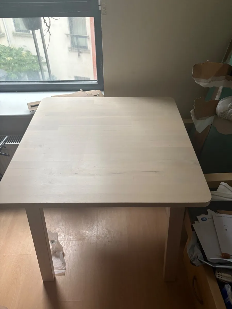 Square wood table - Image 1
