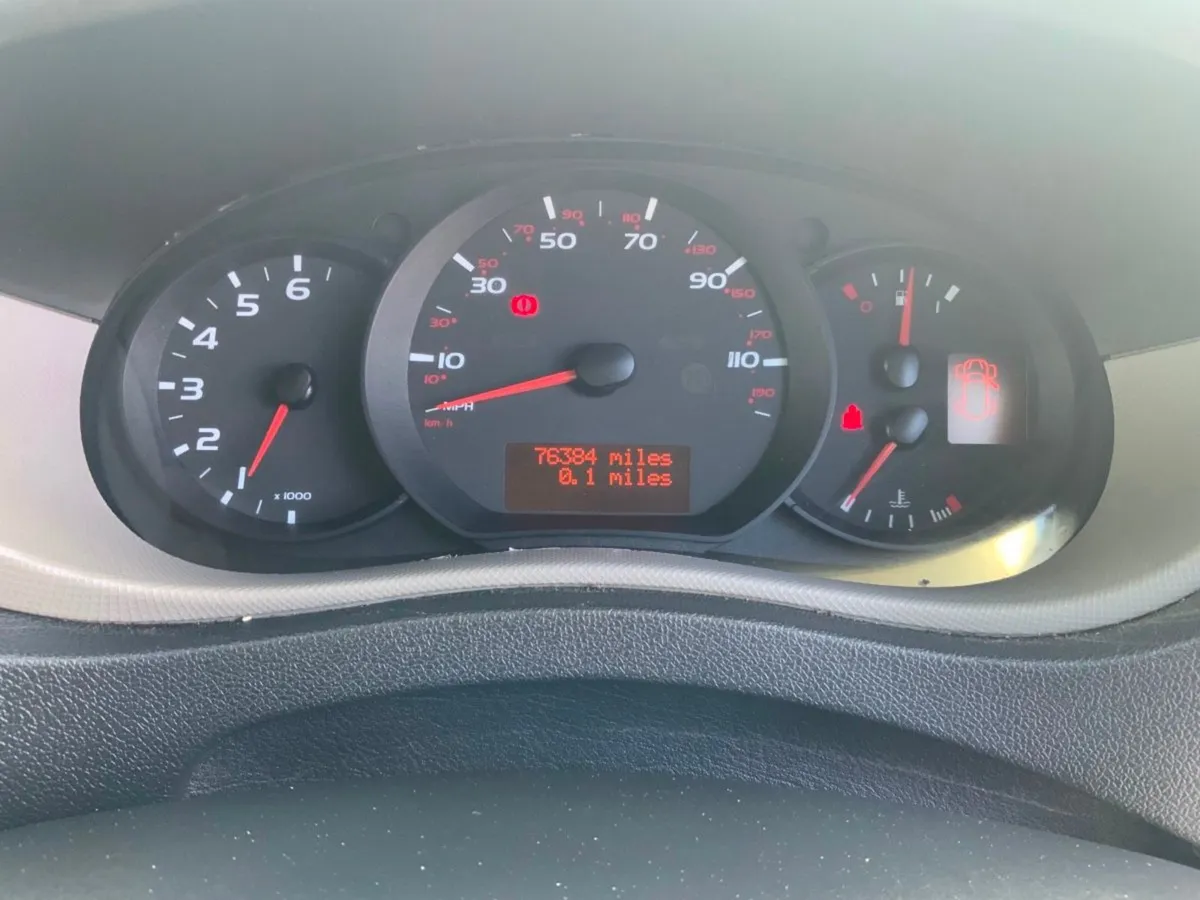 2011 RENAULT MASTER TWIN STALL HORSE BOX. - Image 4