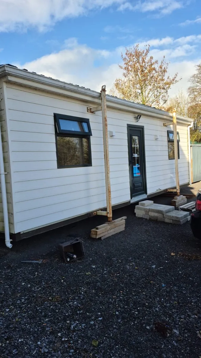 25 x 10 modular /wooden office - Image 1