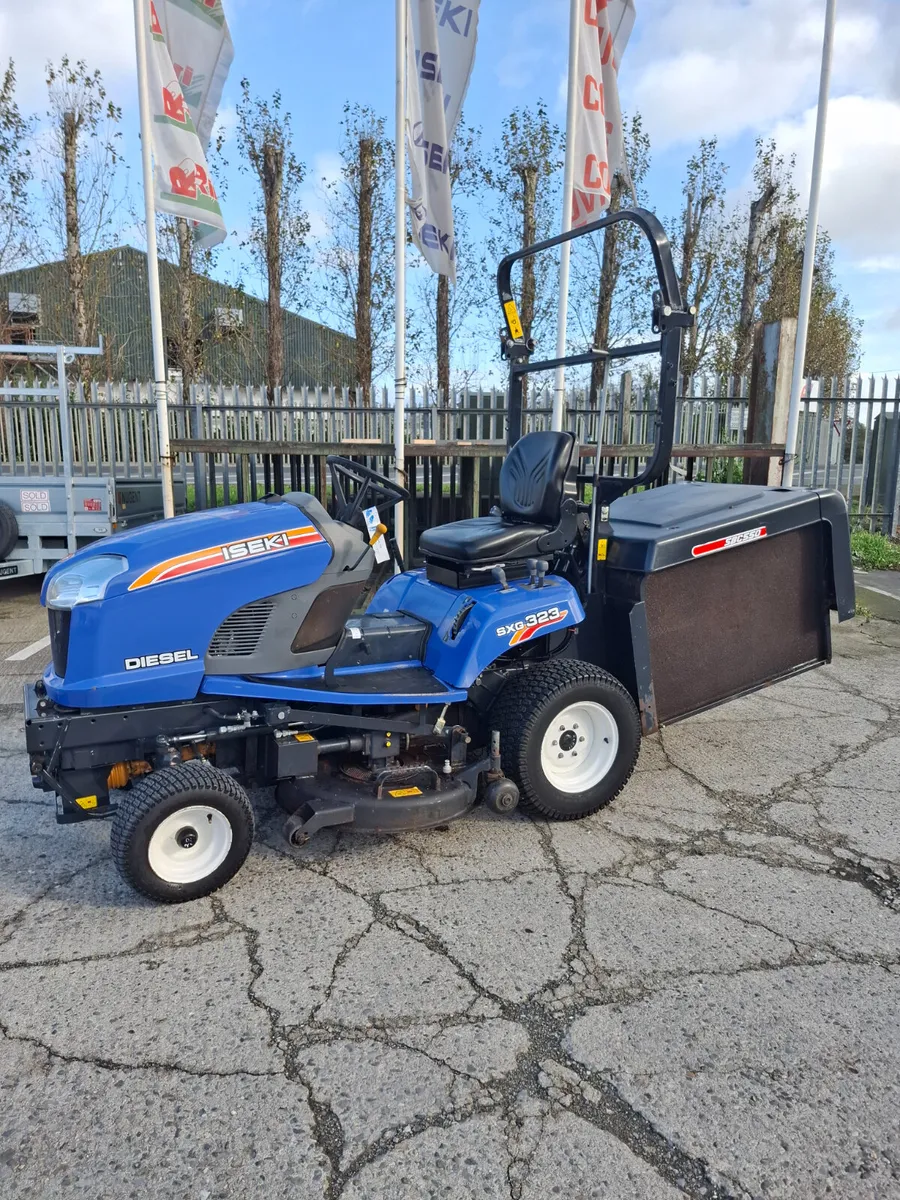 Iseki SXG323 Low Dump Mower - Image 3