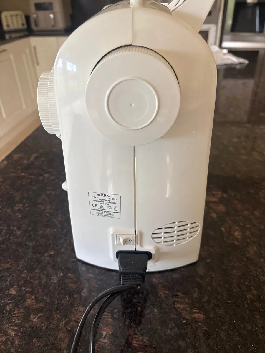 Sewing machine - Image 4