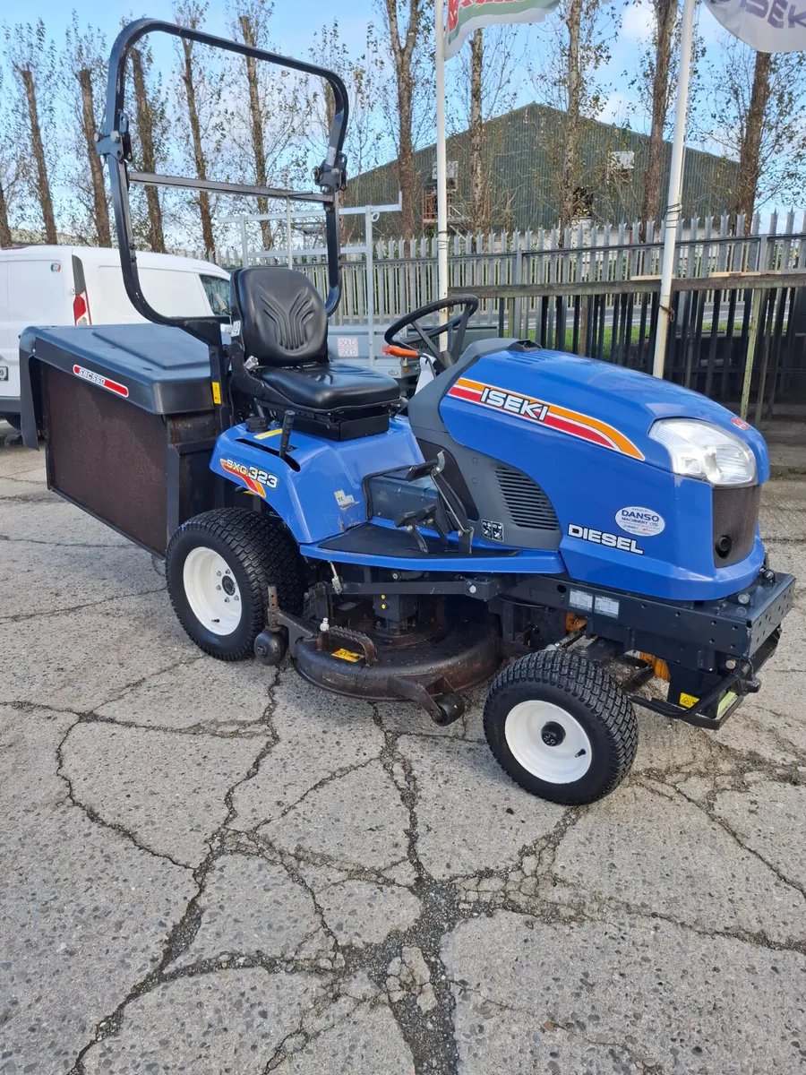 Iseki SXG323 Low Dump Mower - Image 2