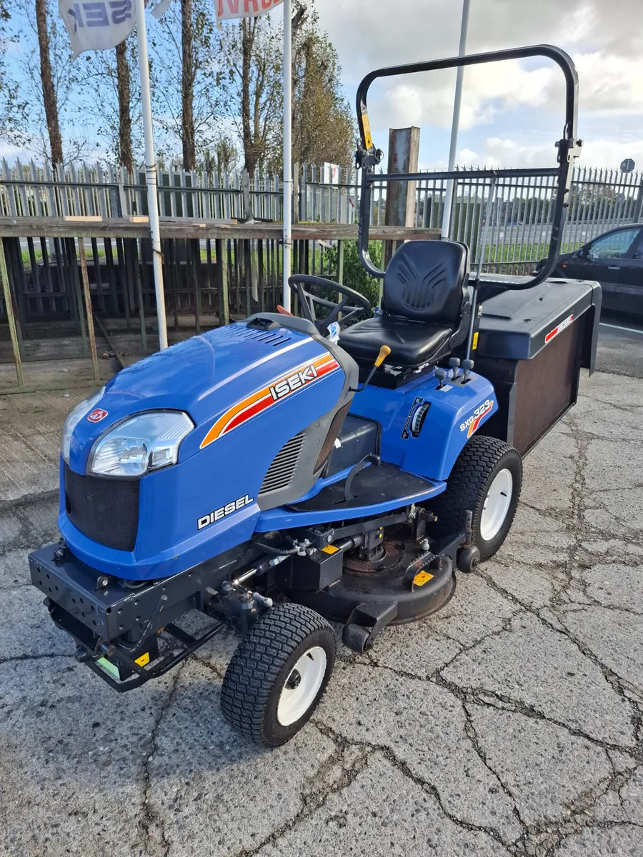 Iseki SXG323 Low Dump Mower - Image 4