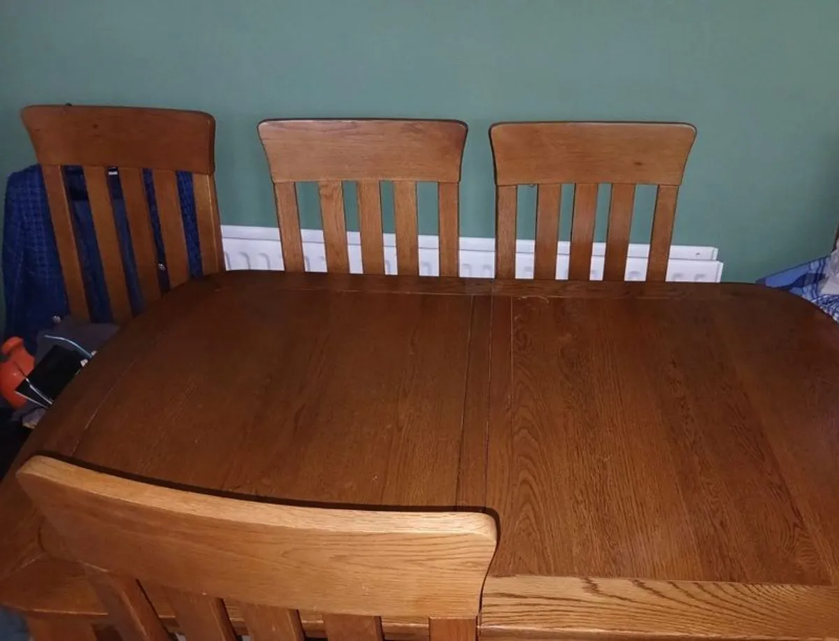 Extendable dining table and 4 chairs - Image 3