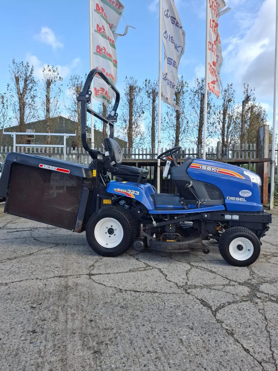 Iseki SXG323 Low Dump Mower - Image 4