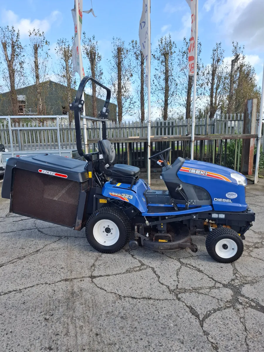 Iseki SXG323 Low Dump Mower - Image 2