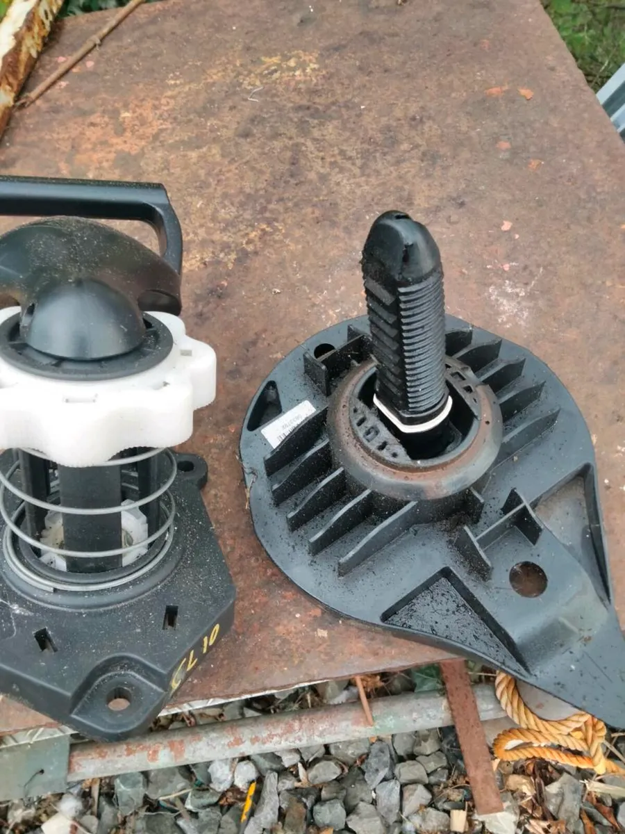 Spare wheel hanger - Image 1