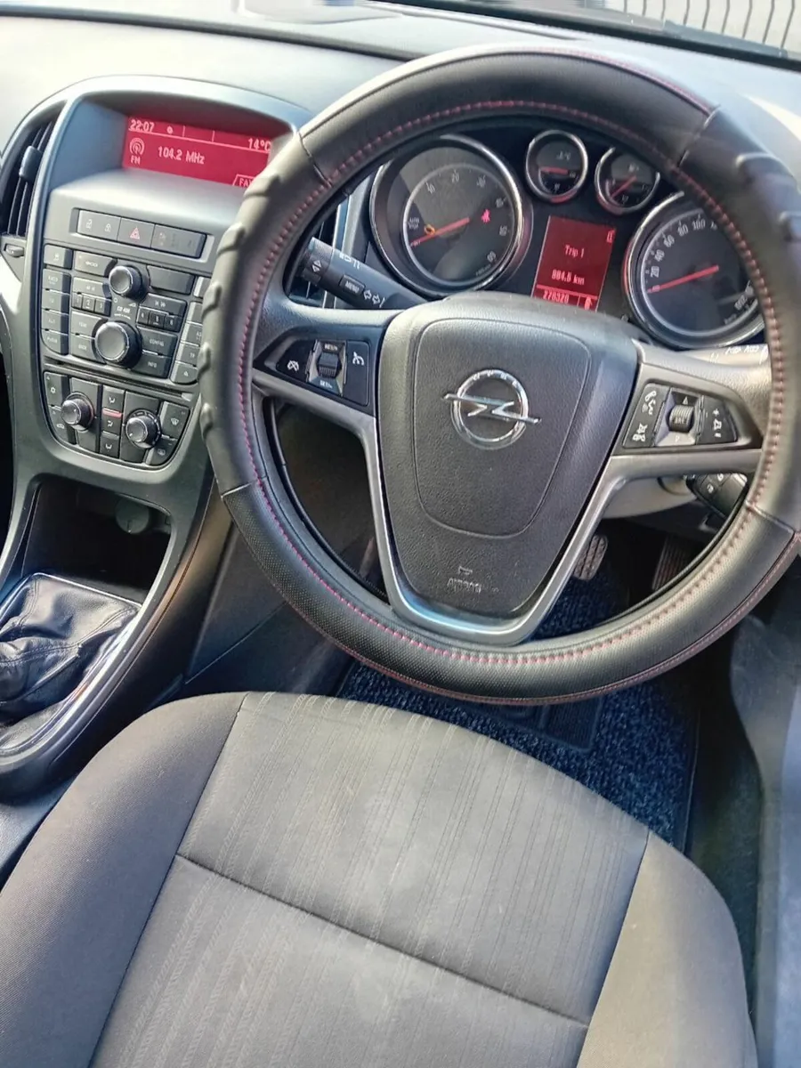 Opel Astra 2012 - Image 2
