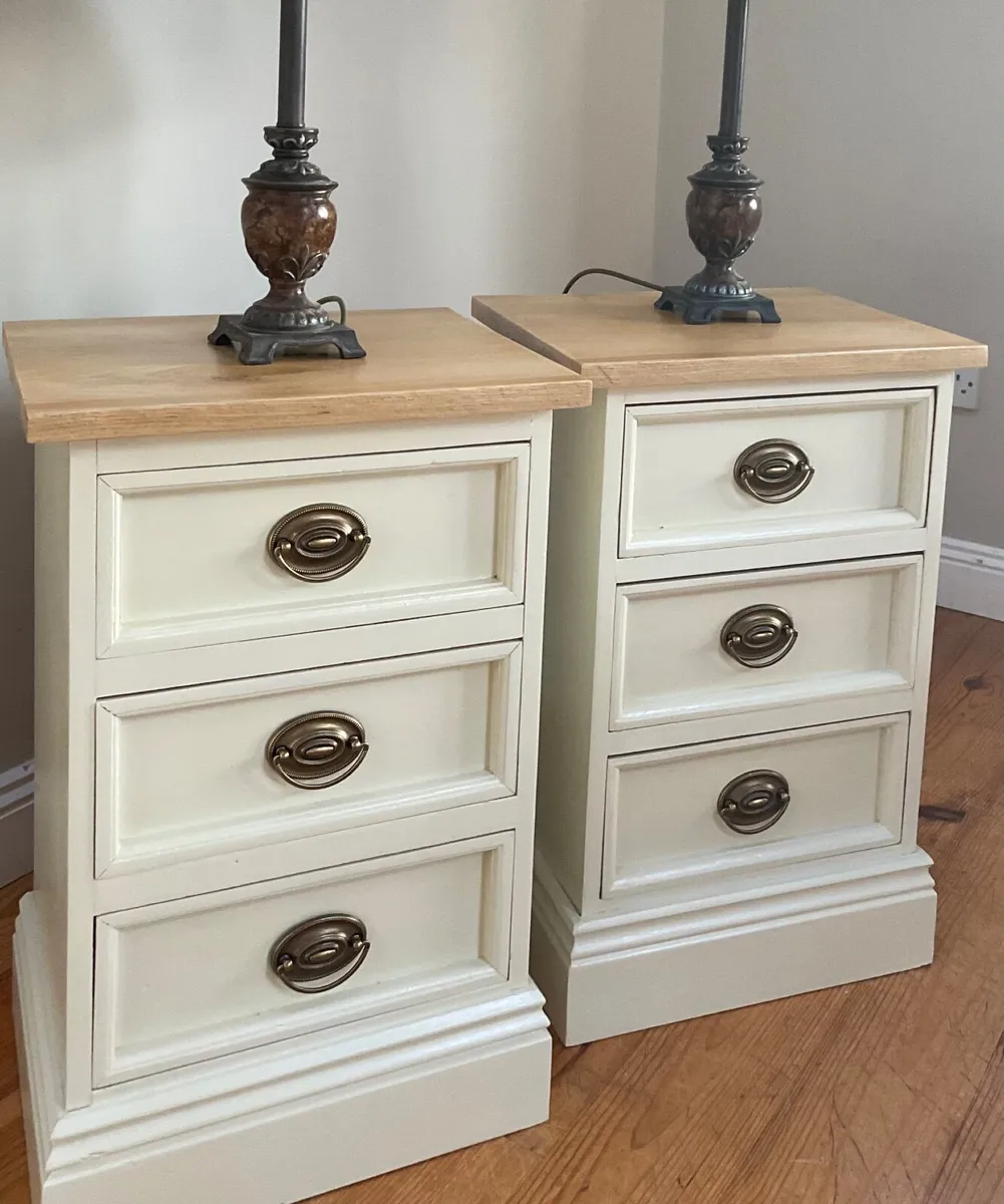 Pair of quality bedside lockers - Image 2