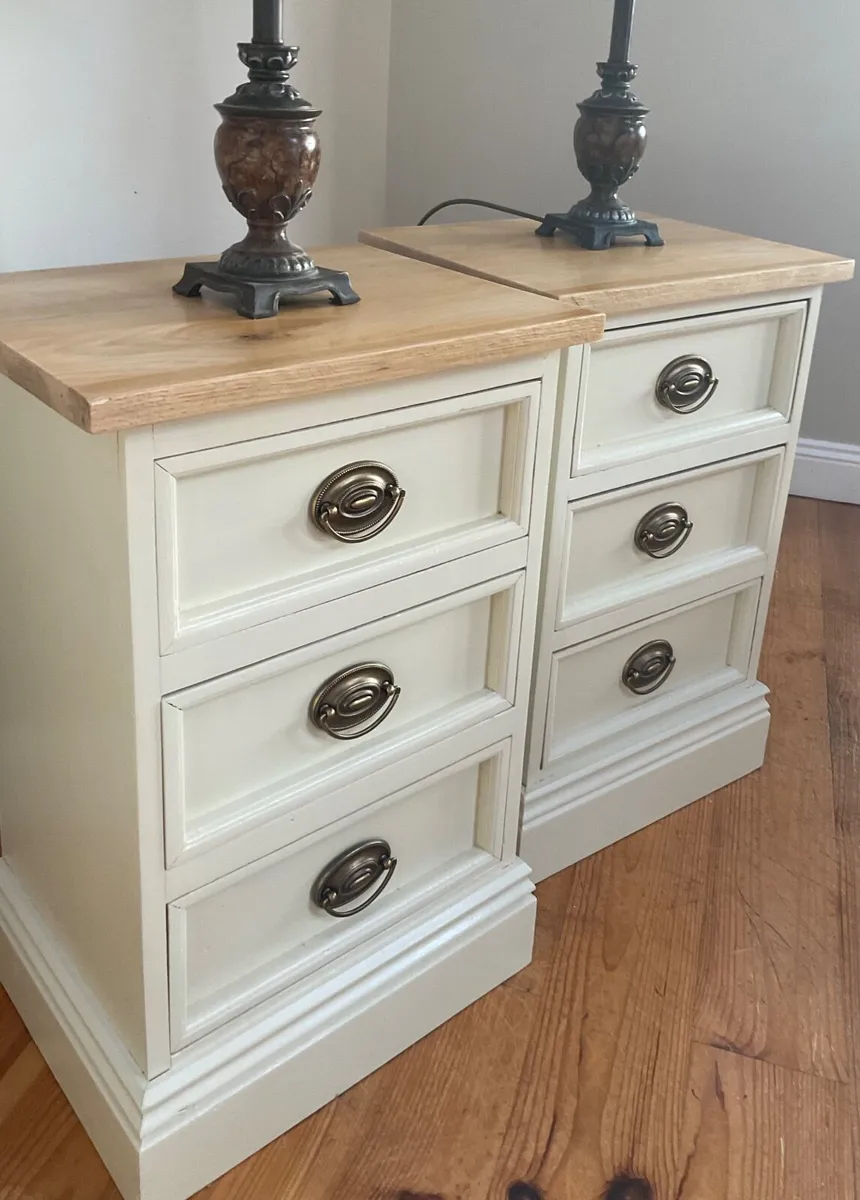 Pair of quality bedside lockers - Image 3