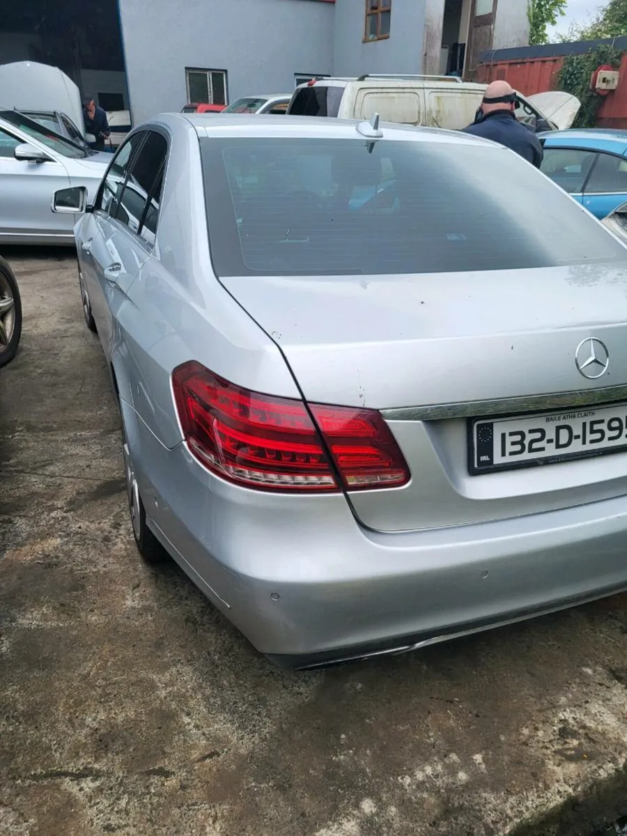 MERCEDES 300E - Image 2