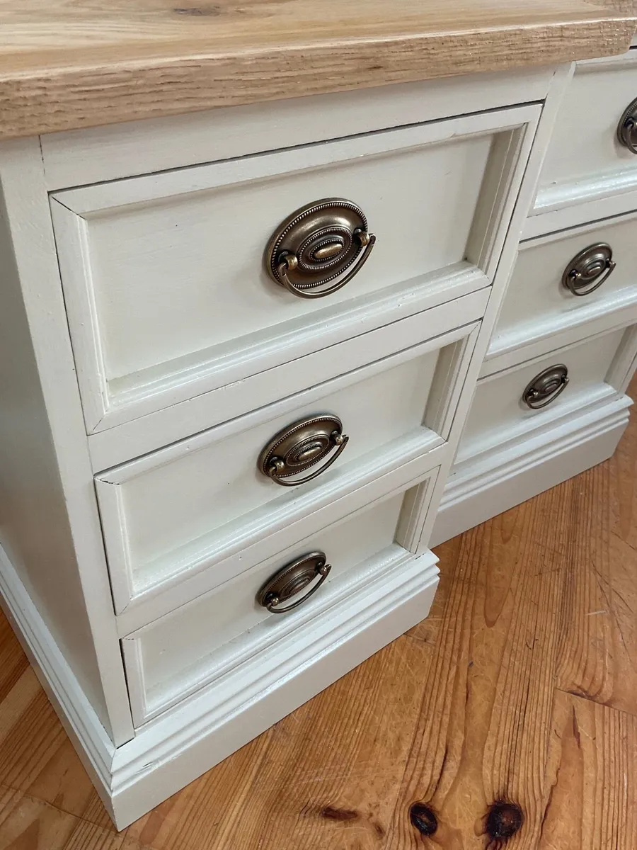 Pair of quality bedside lockers - Image 1