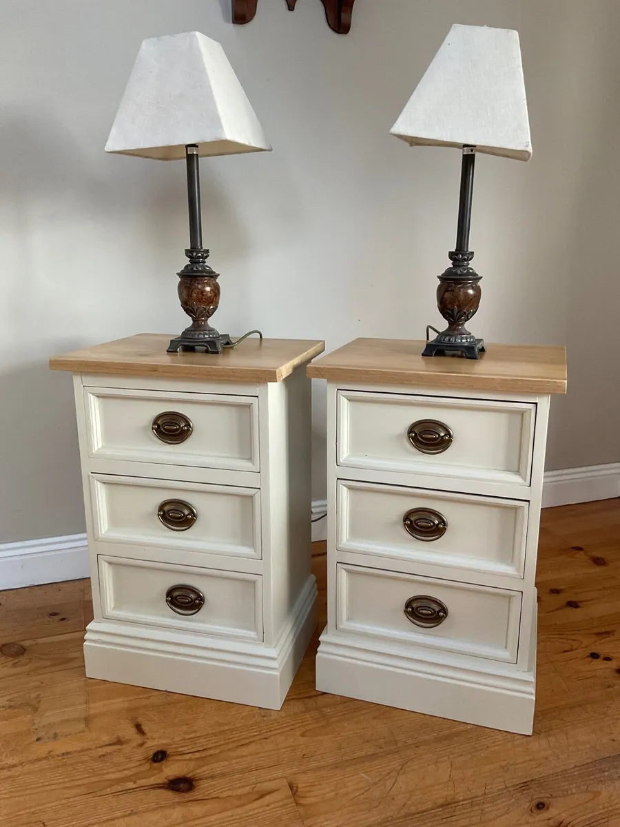 Pair of quality bedside lockers - Image 4