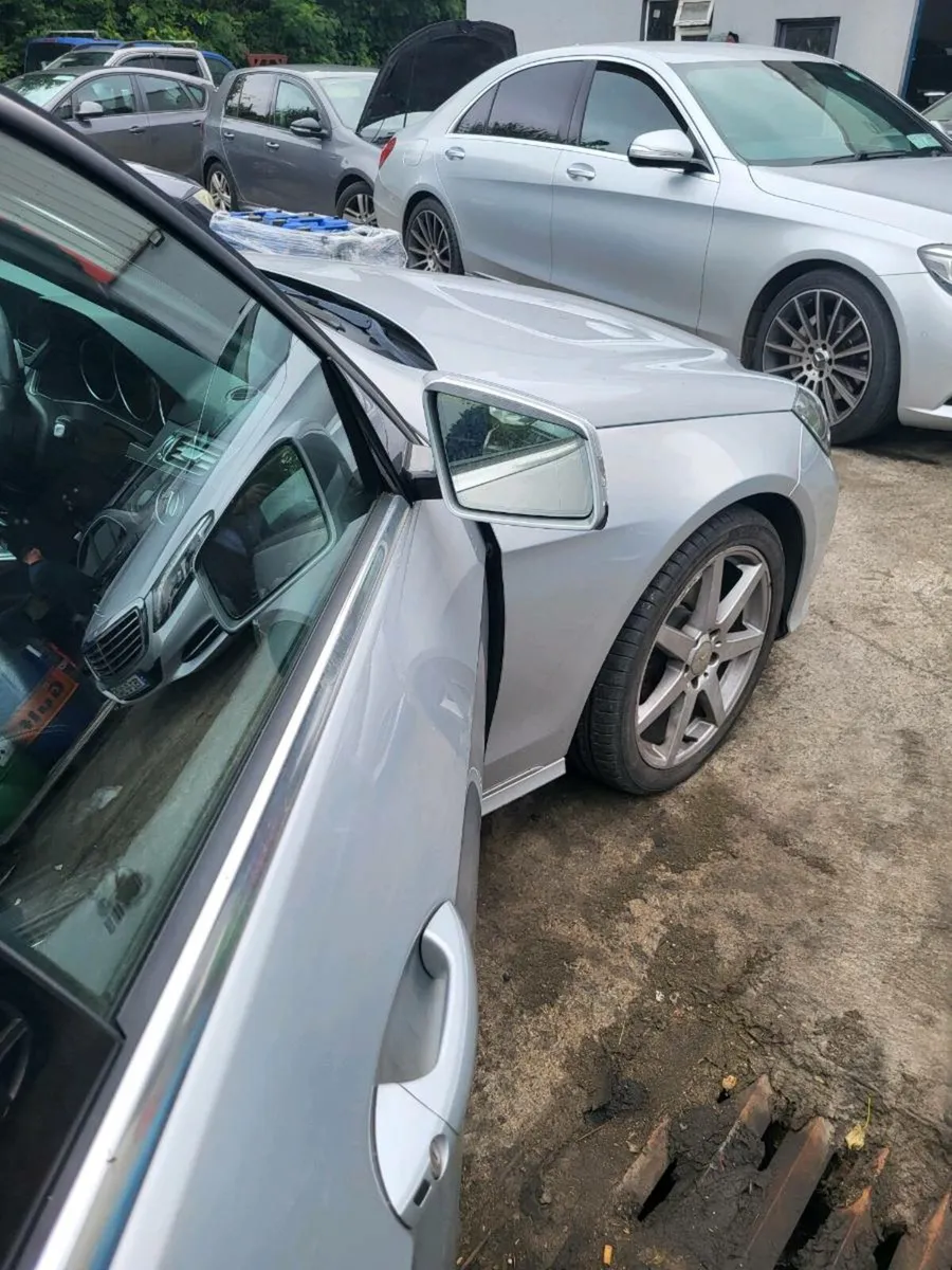 MERCEDES 300E - Image 3