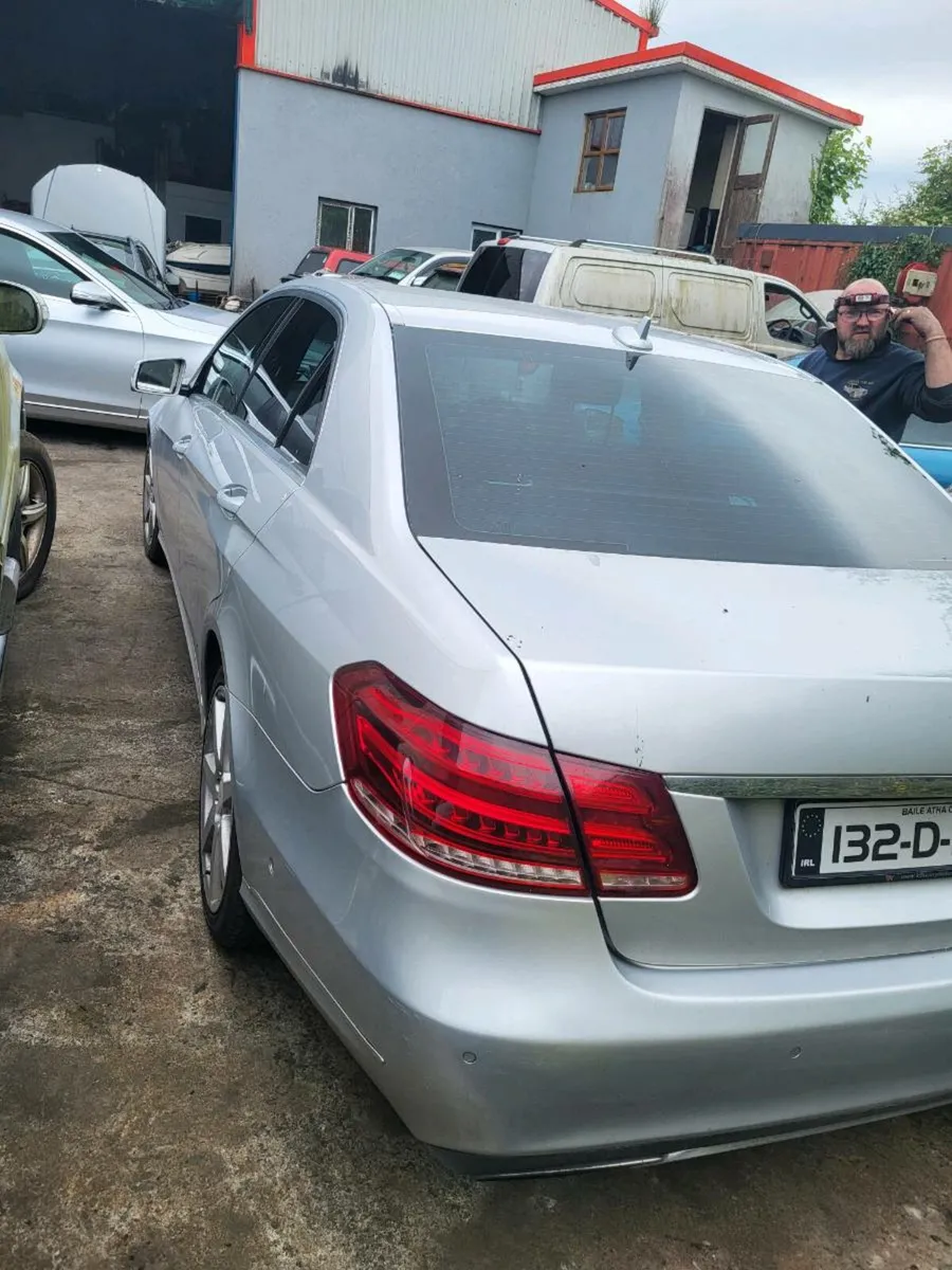 MERCEDES 300E - Image 4