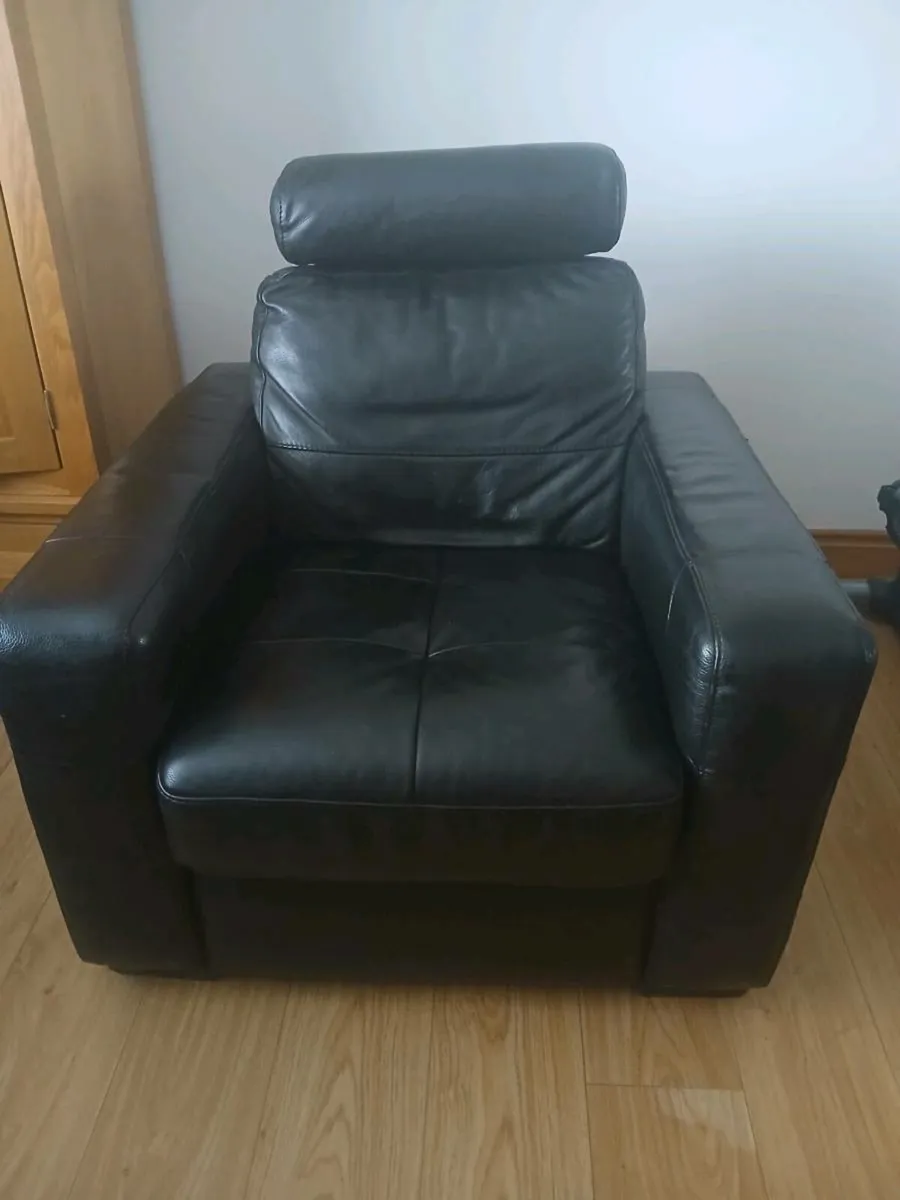 Arm chair with headrest - Image 1