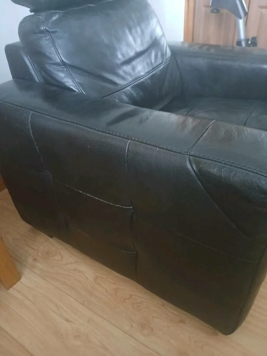 Arm chair with headrest - Image 2