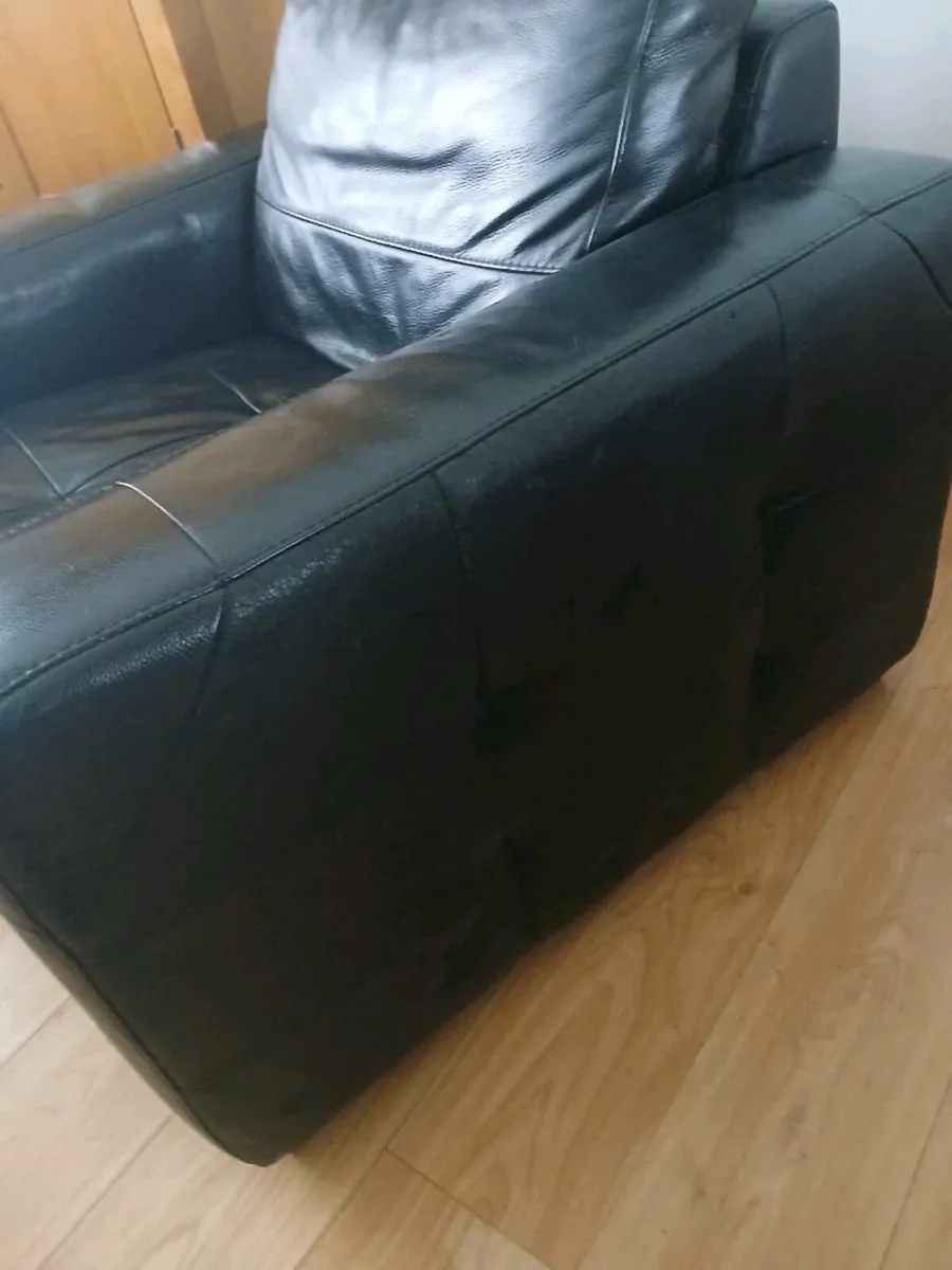 Arm chair with headrest - Image 3