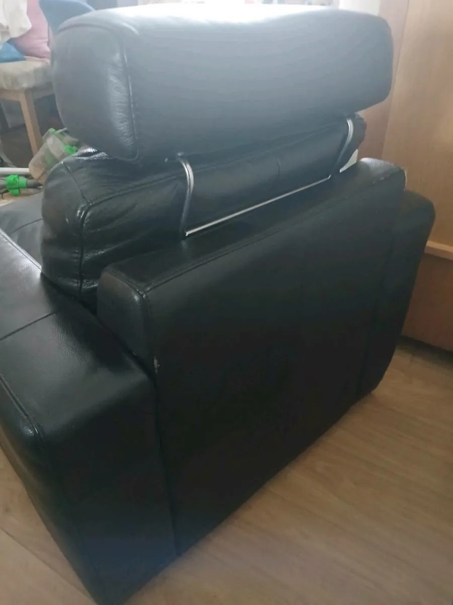 Arm chair with headrest - Image 4