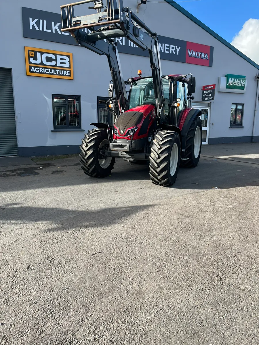 Valtra G125 C/W Loader - Image 2