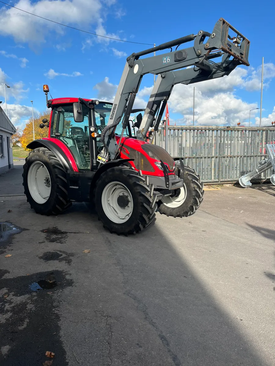 Valtra G125 C/W Loader - Image 3