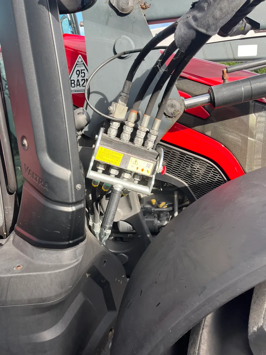 Valtra G125 C/W Loader - Image 4