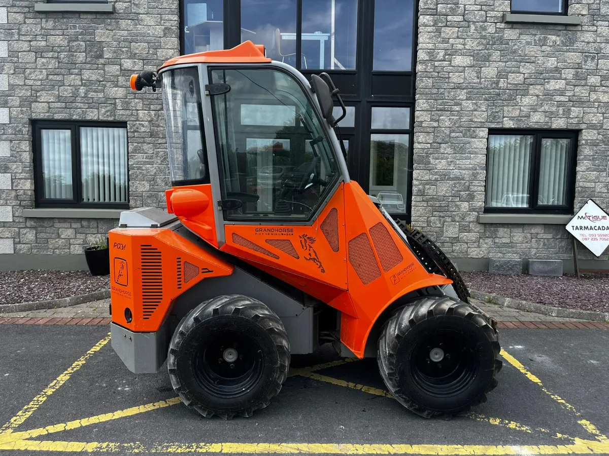 Castgroup Pixy 45-T Compact Wheeled Loader - Image 2