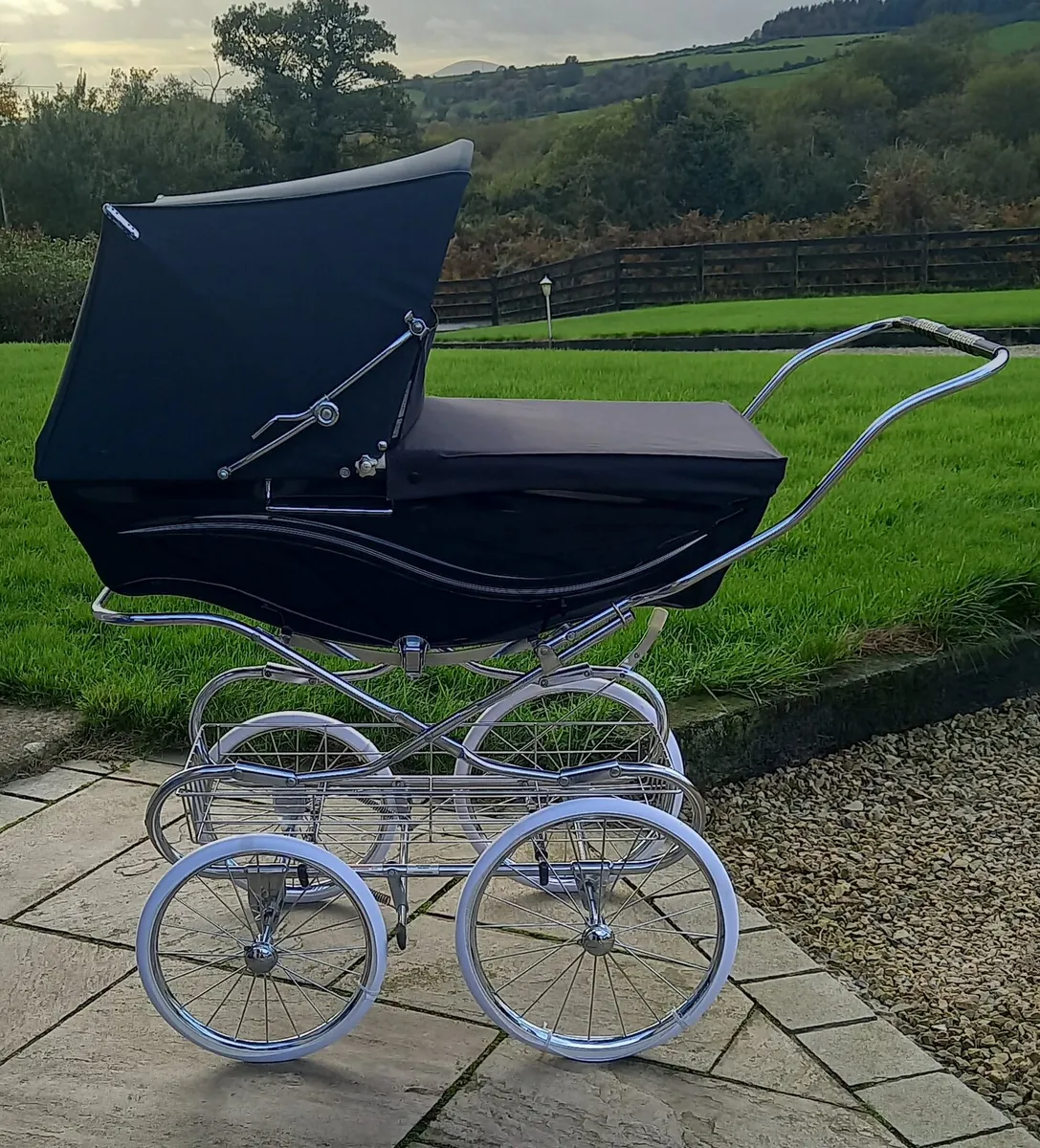 Silver Cross pram - Image 1