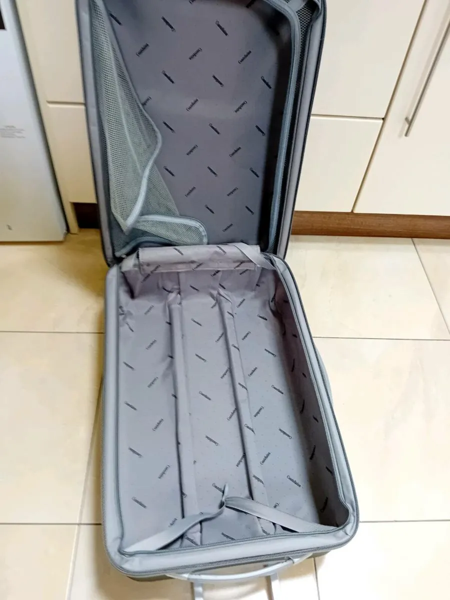 LARGE HARD TYPE SUITCASE 2 WHEELS - Image 2