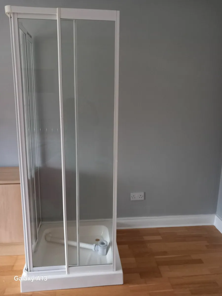 Shower tray +door + rads - Image 1