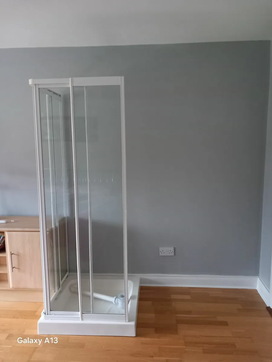 Shower tray +door + rads - Image 2