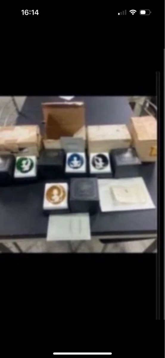 4 pinches baccarat commemorative paperweights - Image 1