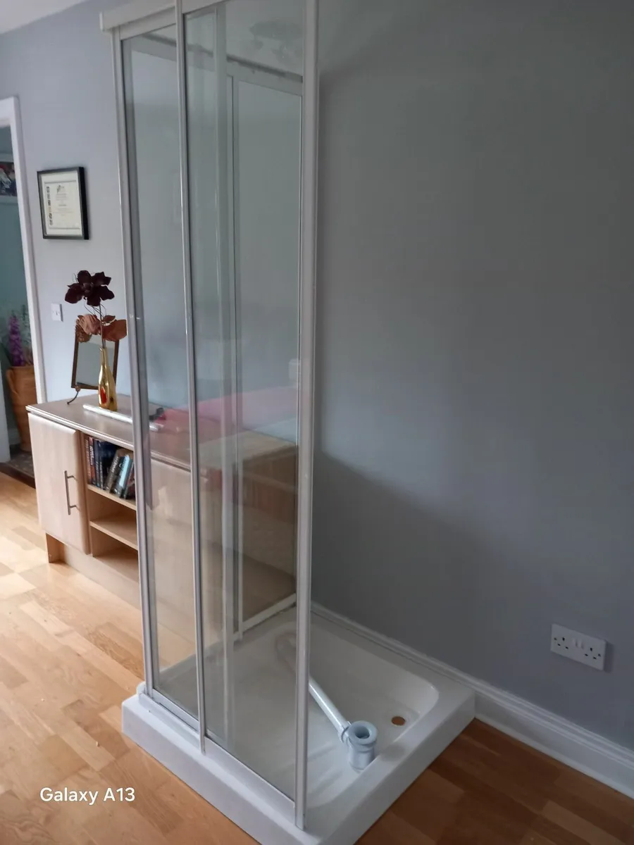 Shower tray +door + rads - Image 3