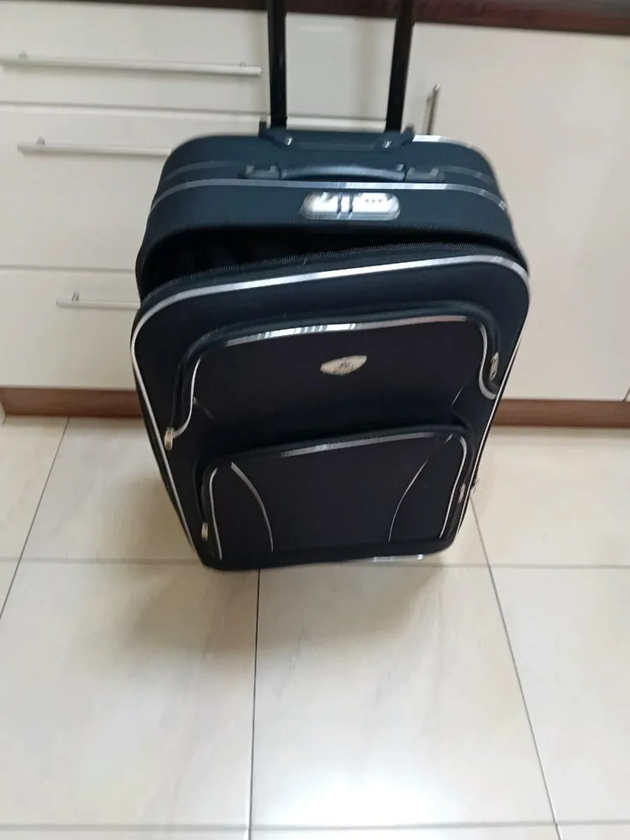 EXTRA LARGE SUITCASE 8 WHEELS - Image 1