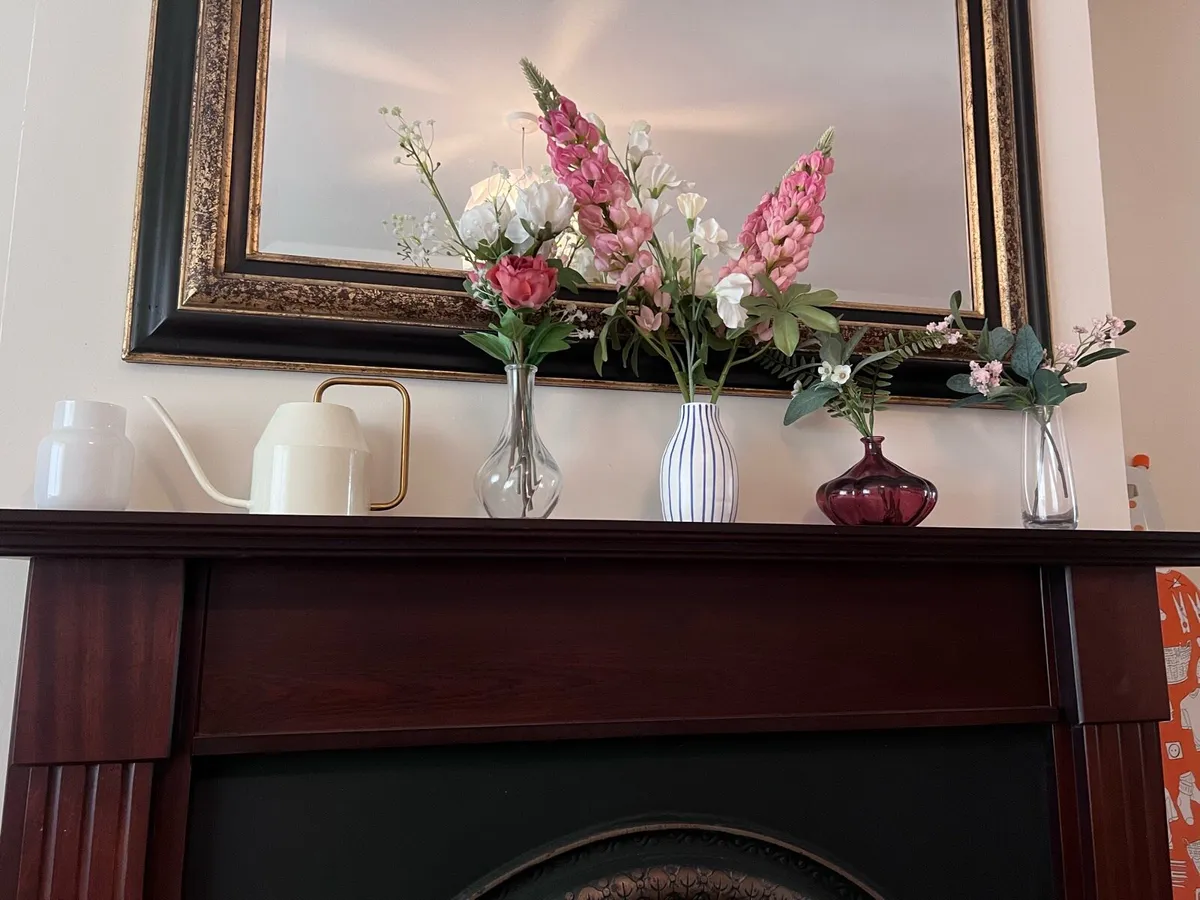 Decorative set - Vases, flowers and watering can - Image 1