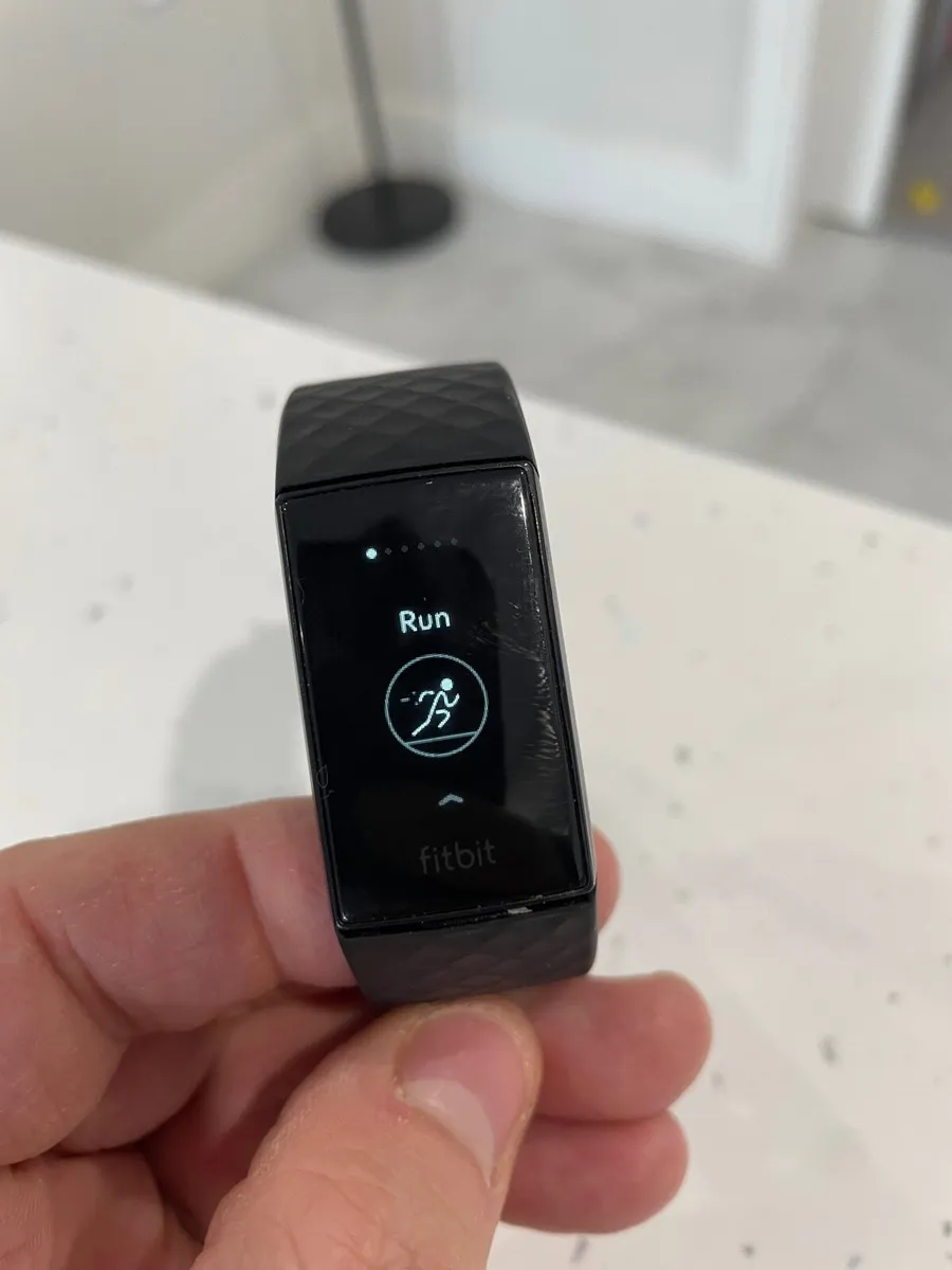 Fitbit Charge 4 - Image 1