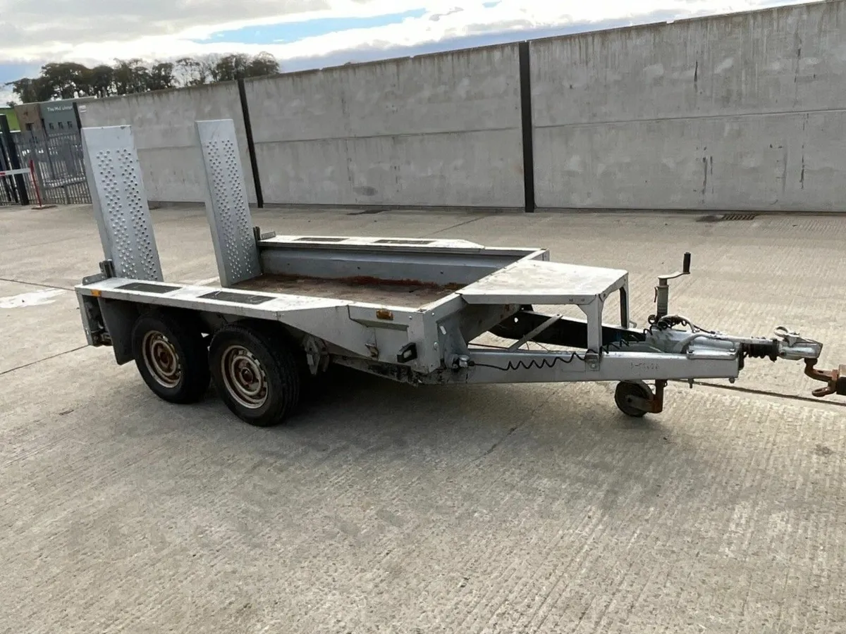 APPROX. 8ft x 4ft 2700KGS TWIN AXLE PLANT TRAILER - Image 1
