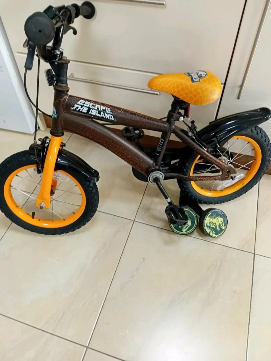 SMALL BOYS BIKE NEW + STABILERS