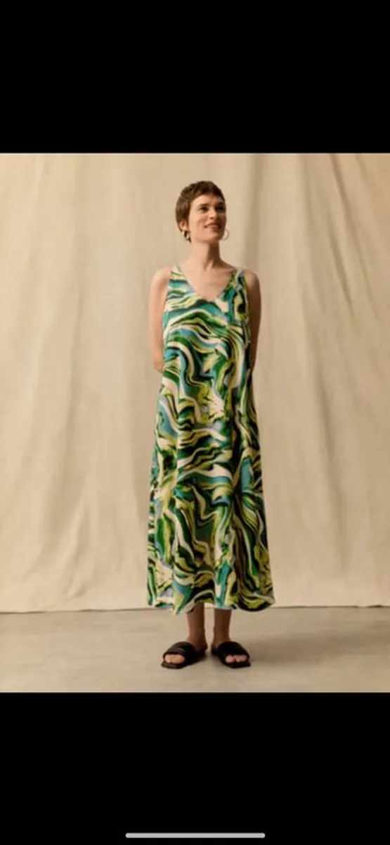 BRAND NEW Ladies Swing Dress: Size 8 - Image 1