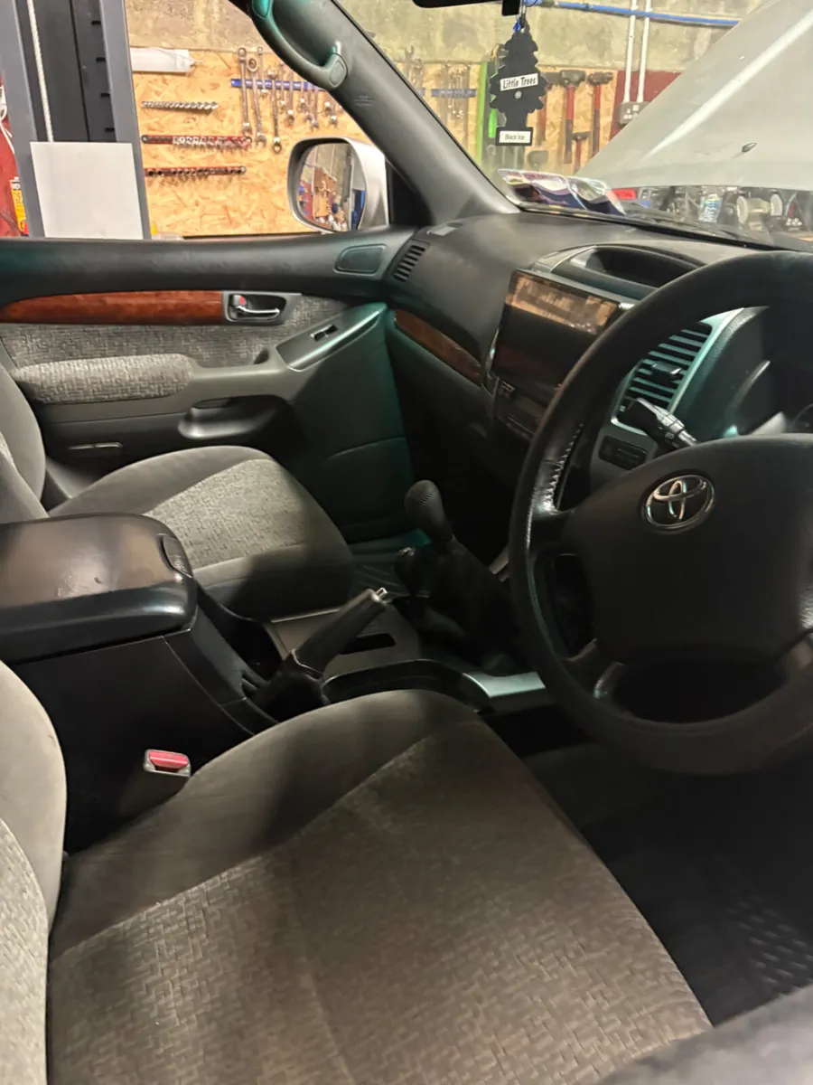 Land Cruiser 2006 5 seat Commercial - Image 3