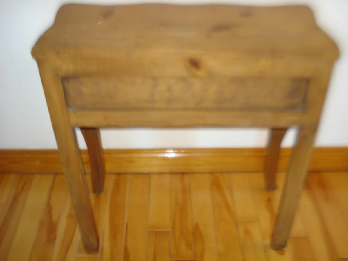 NARROW SOLID WOODEN HALL TABLE. - Image 2