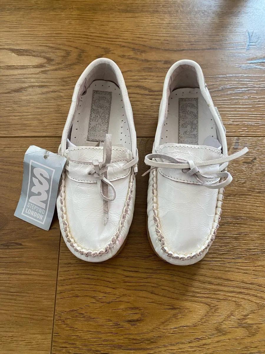 Step2wo London Kid’s White Loafers / Moccasins - Image 1