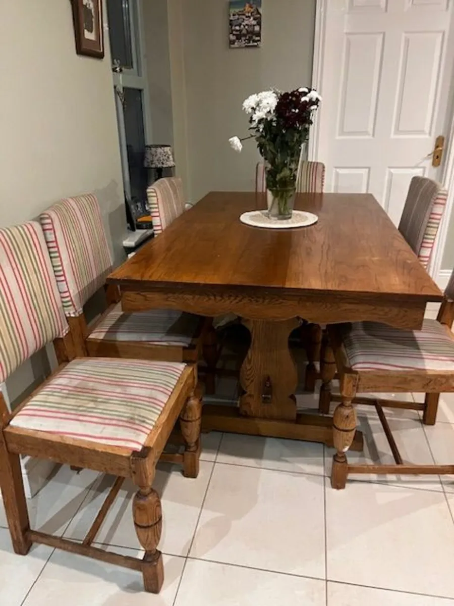 Oak Dinning Room Table and Chairs - Image 1